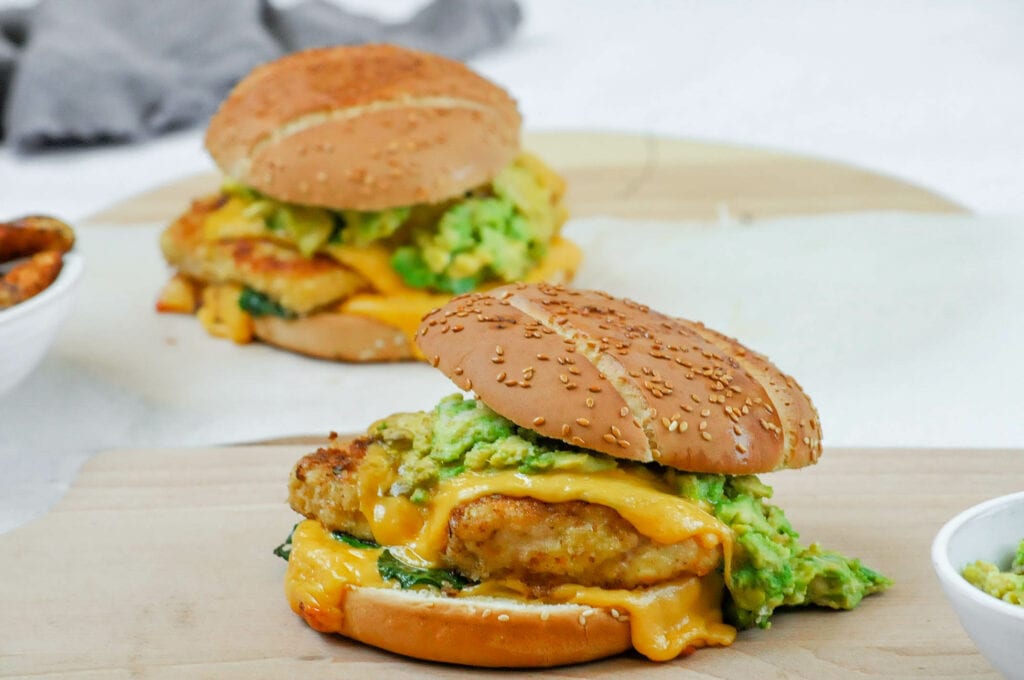 Deux avocado burgers sur une planche.