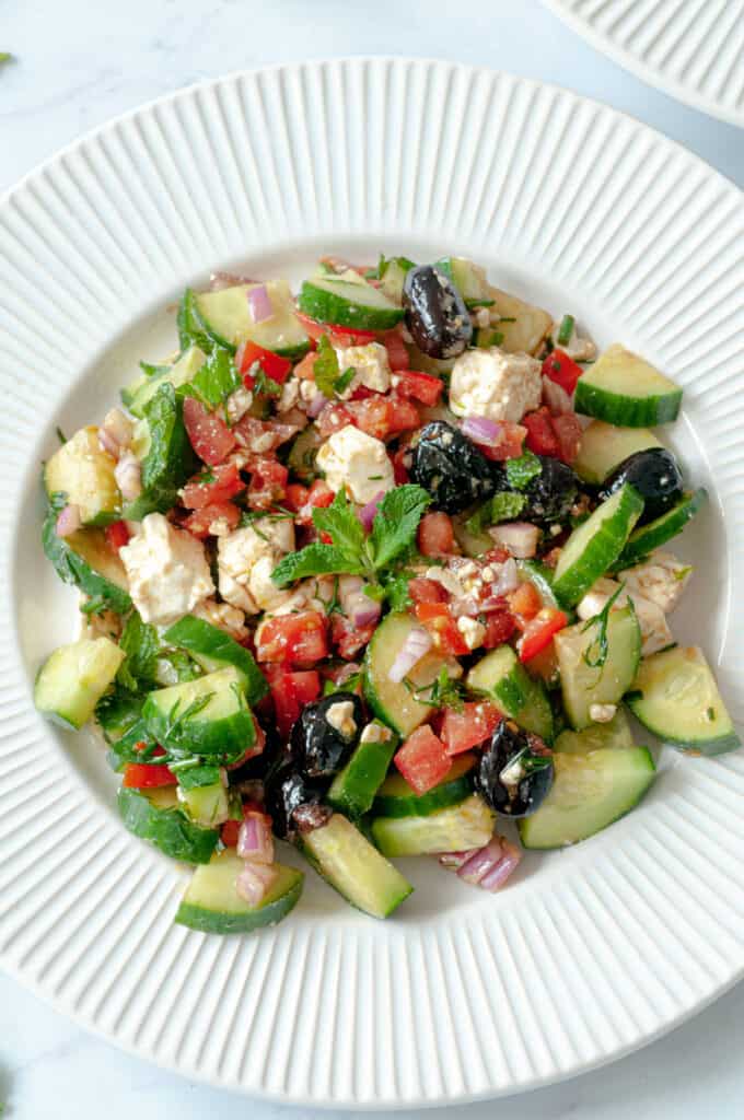 Gros plan sur la salade grecque dans son assiette.