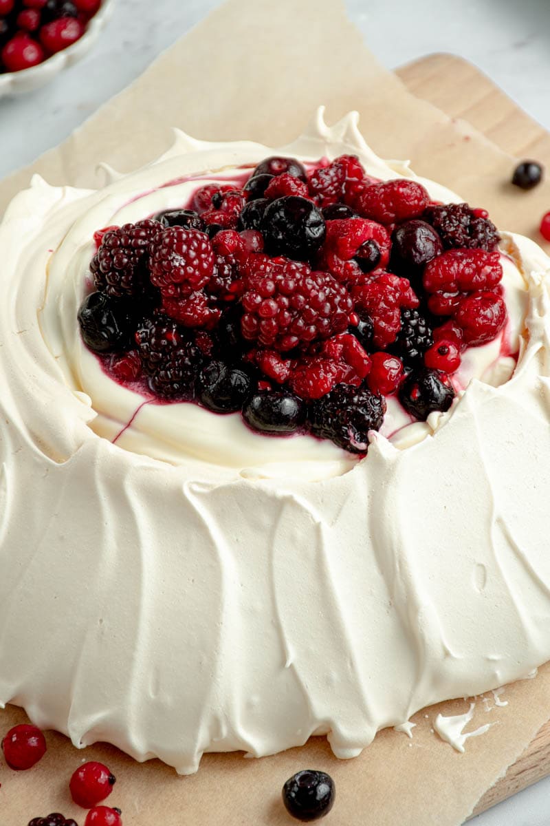 Pavlova aux fruits rouges, avec crème chantilly et meringue.