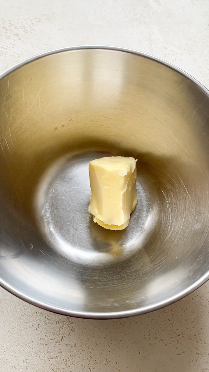 Morceau de beurre dans un bol en inox.