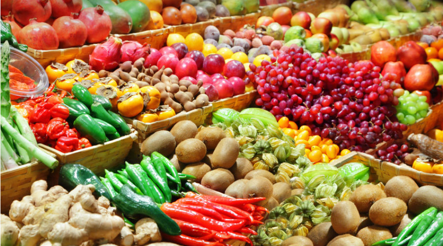 Des fruits & légumes bio sur un étal de marché