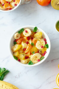 Salade de fruits et de bananes dans un bol