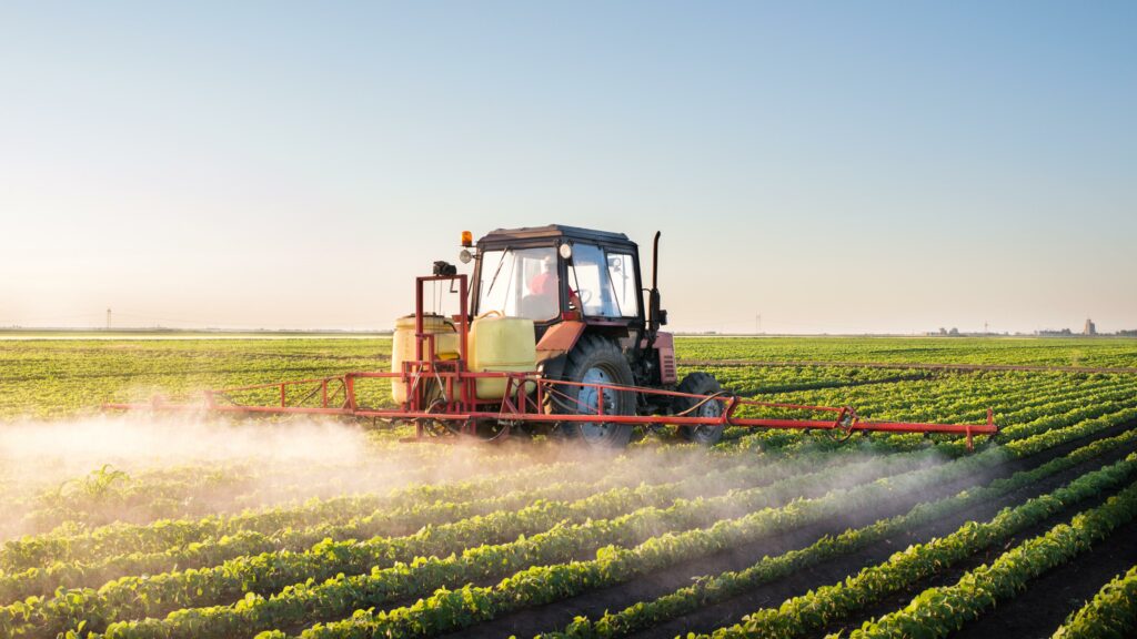Paysan répandant des pesticides dans son champ.