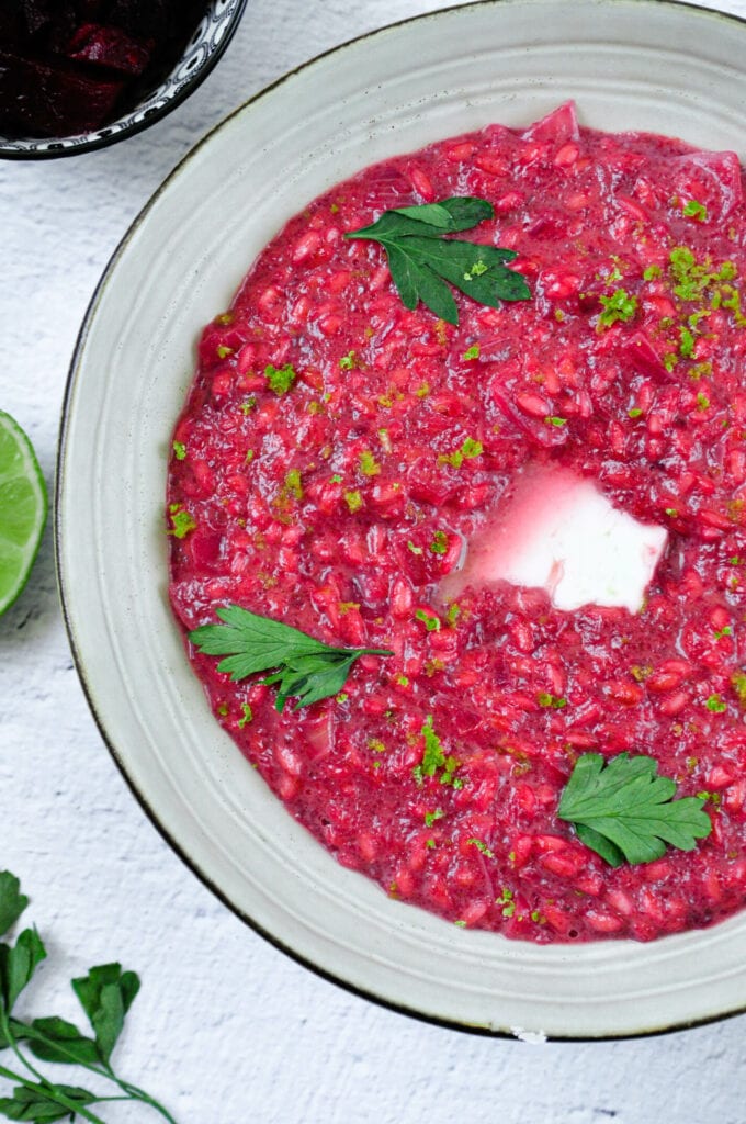 Risotto de betterave et feta un bol.