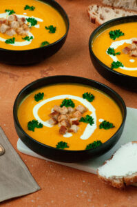 Soupe au potiron, carottes et coco dans trois bols