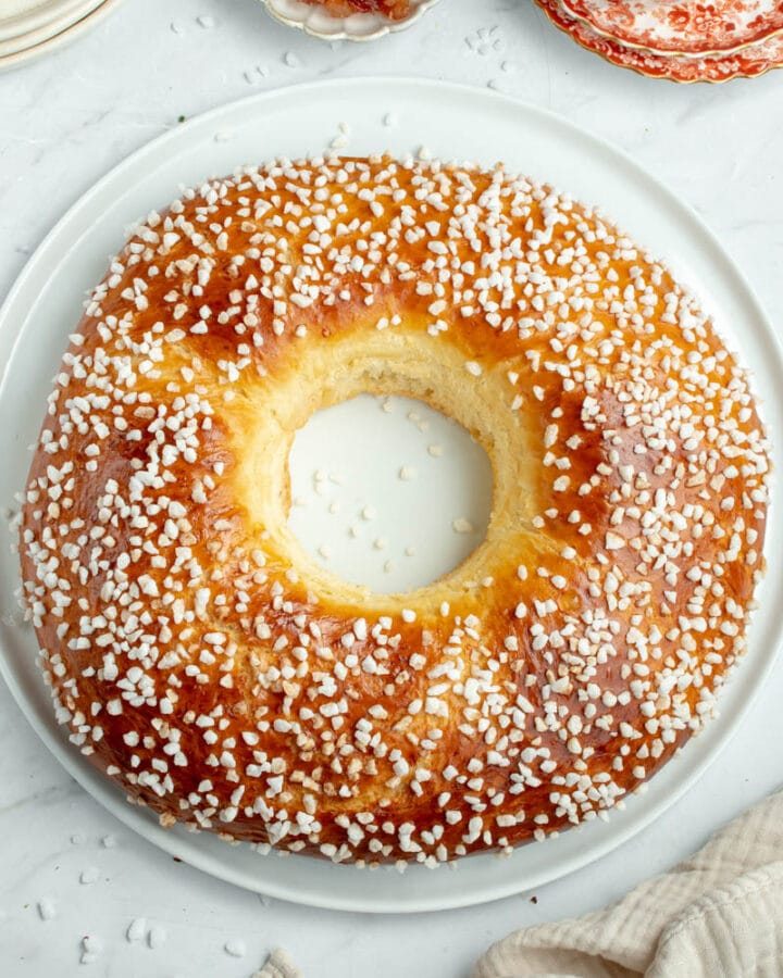 Brioche des rois dans un plat avec une tasse de thé.