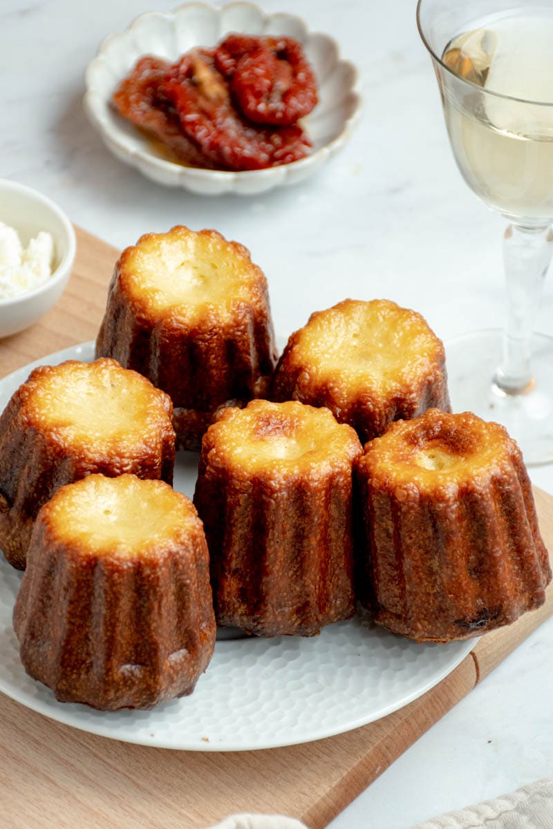 Cannelés salés dans une assiette.