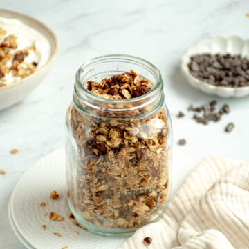 Granola dans son pot avec des pépites de chocolat.