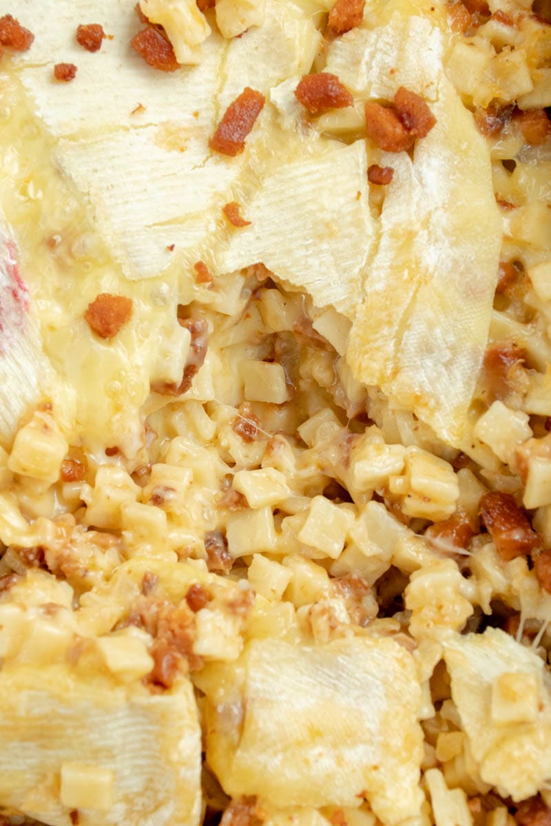 Zoom sur l'intérieur de la croziflette avec plein de fromage Reblochon.