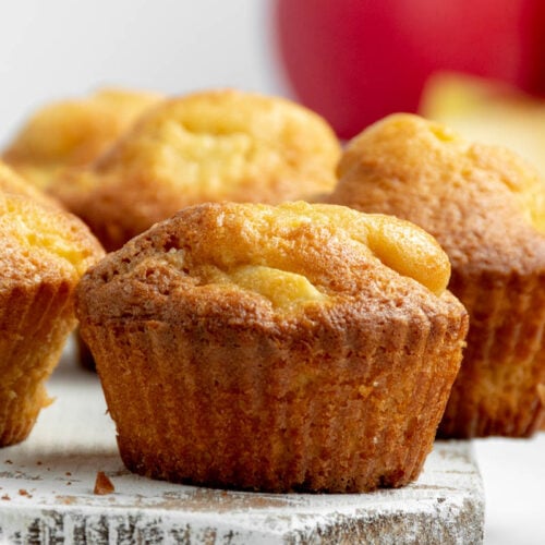 Muffins aux pommes sur une planche.