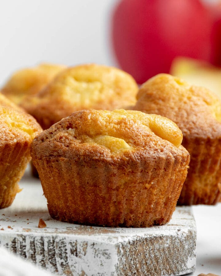 Muffins aux pommes sur une planche.