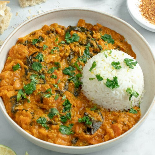 Curry de légumes dans une assiette avec du riz.