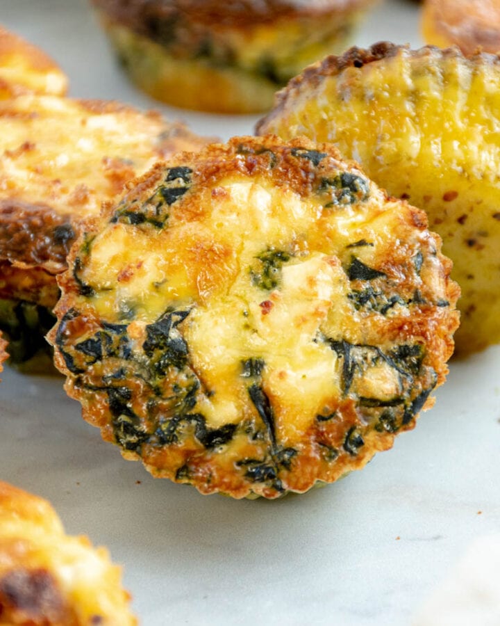 Mini quiches sans pâte dans une assiette