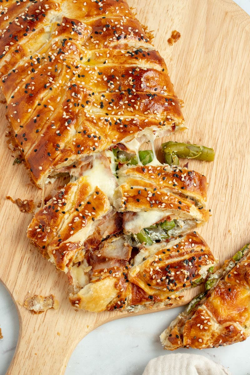 Asparagus, bacon and mozzarella puff pastry cut into several slices.