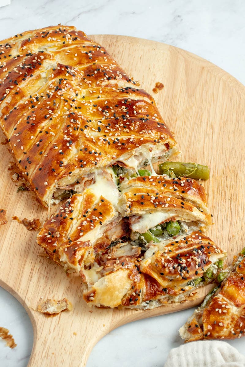 Asparagus, bacon and mozzarella puff pastry cut into several slices.