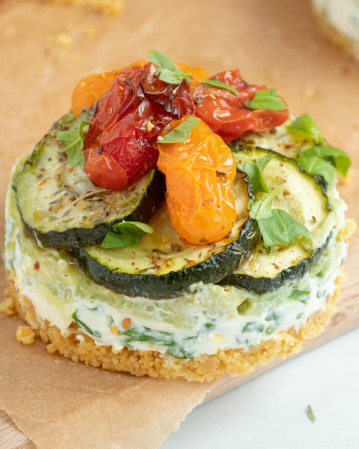Cheesecake salé au fromage frais, avocat et légumes d'été rôtis sur du papier cuisson.