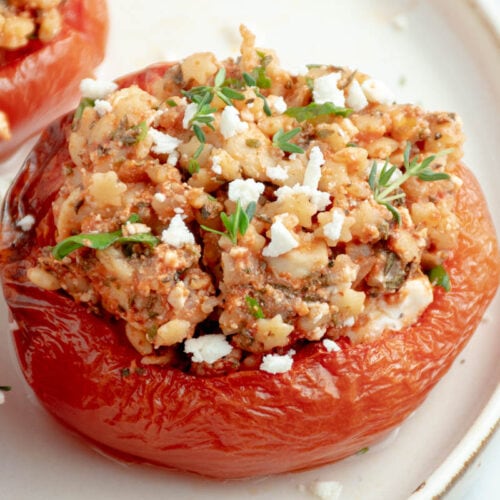Tomates farcies dans une assiette blanche.