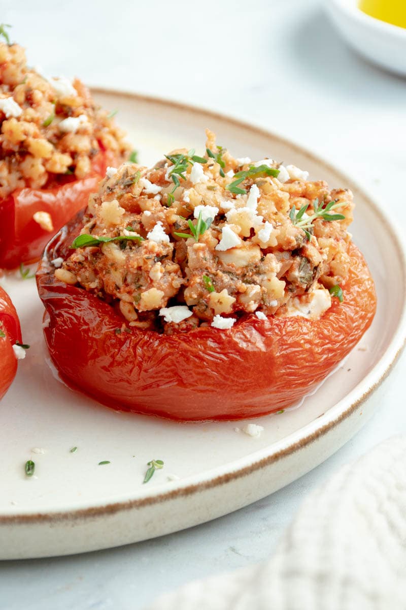 Tomates farcies dans une assiette blanche.