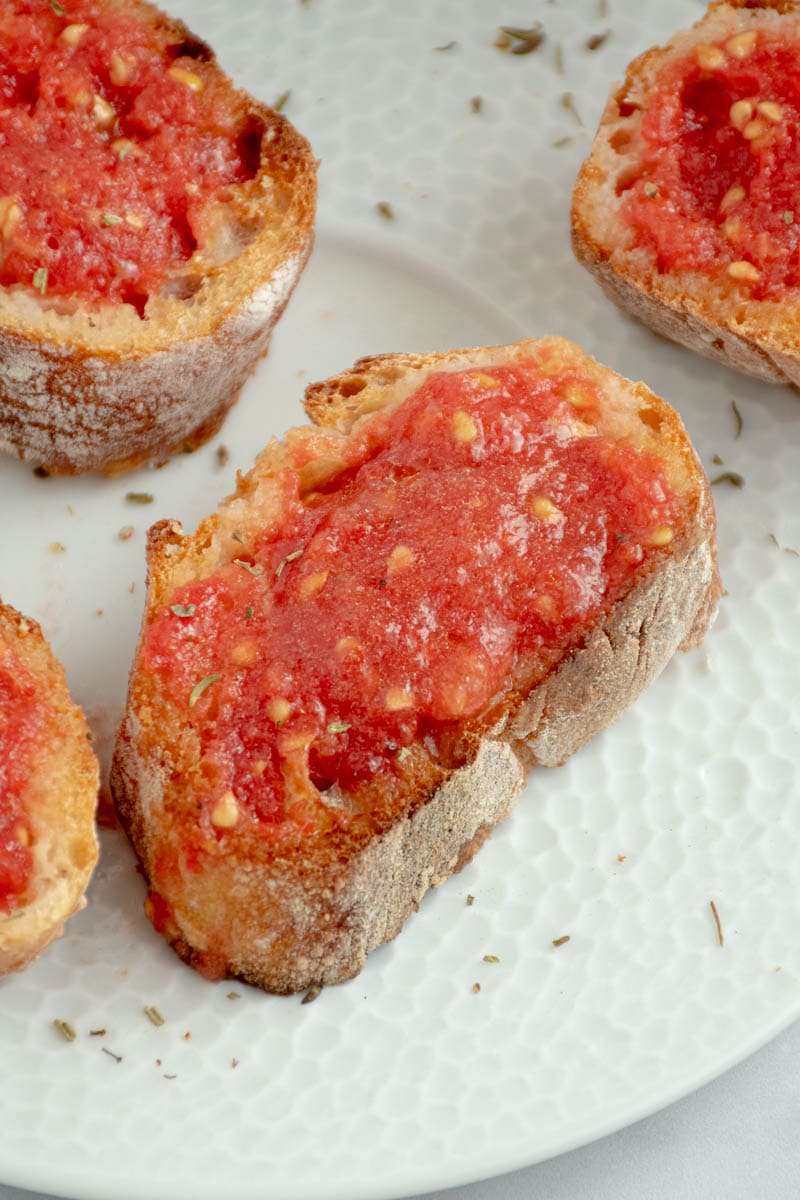 Pan con tomate on a white plate.