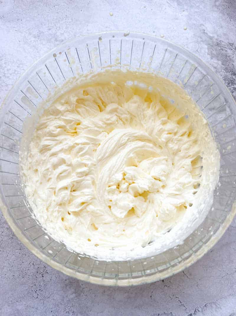 Crème fleurette transformée en chantilly maison, dans un bol.