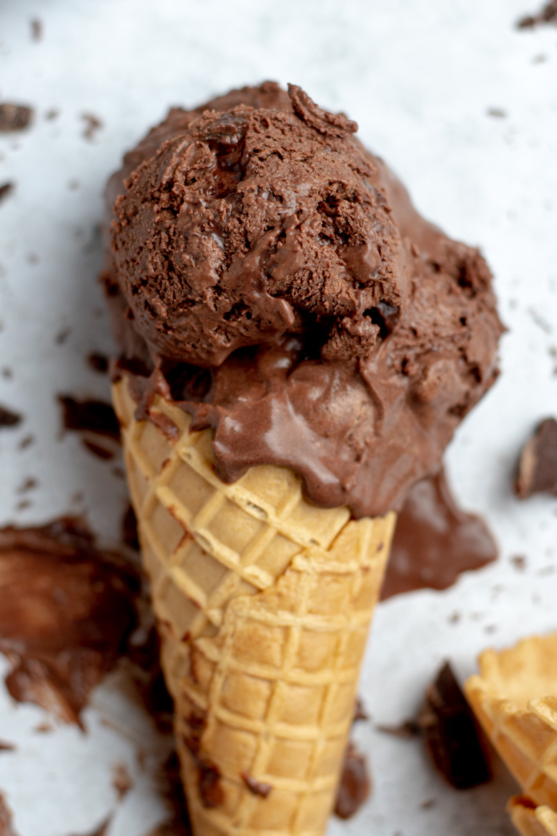 Boules de glace au chocolat dans un cornet.