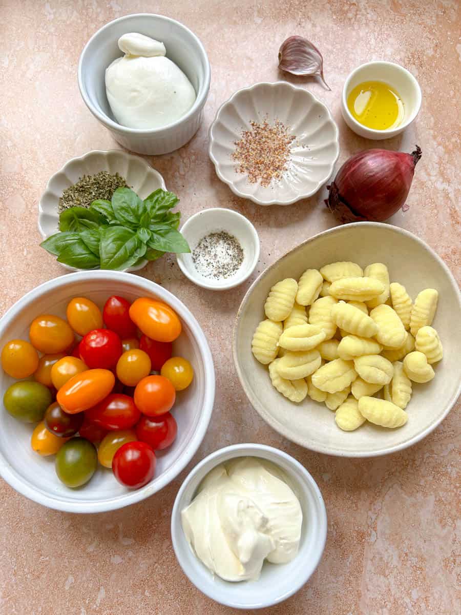 Ingrédients des gnocchi tomates cerises et burrata dans des bols.