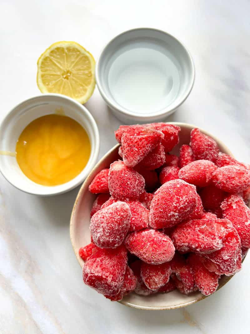 Tous les ingrédients du sorbet à la fraise.