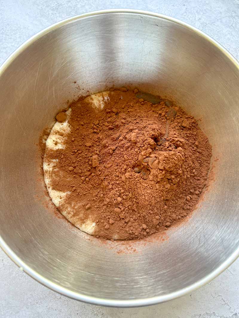 Lait concentré sucré et cacao en poudre dans un bol.