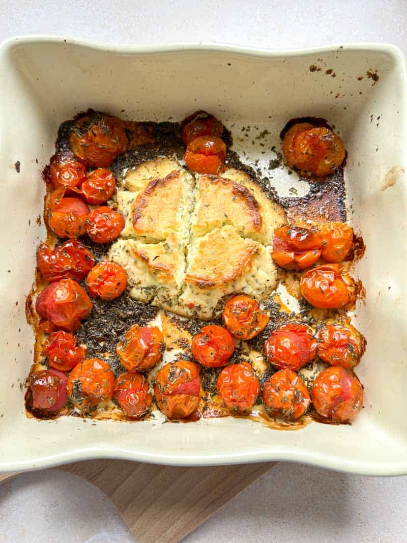 Le Boursin cuit dans le plat, avec les tomates cerises rôties.