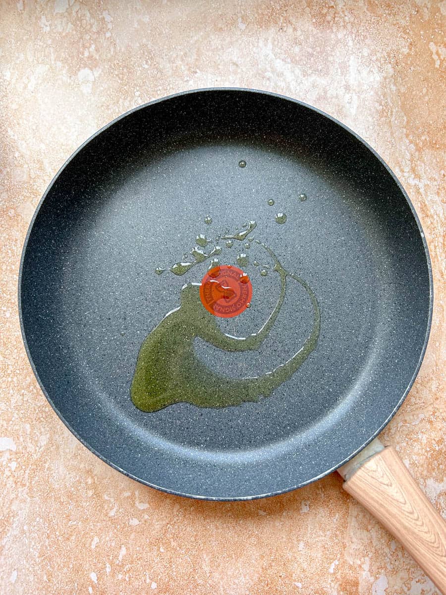 Drizzle olive oil into a frying pan.