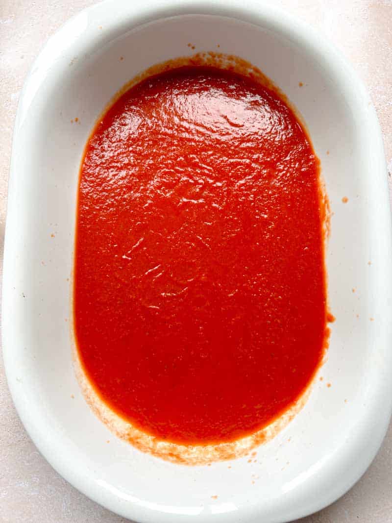 Sauce tomate dans un plat.