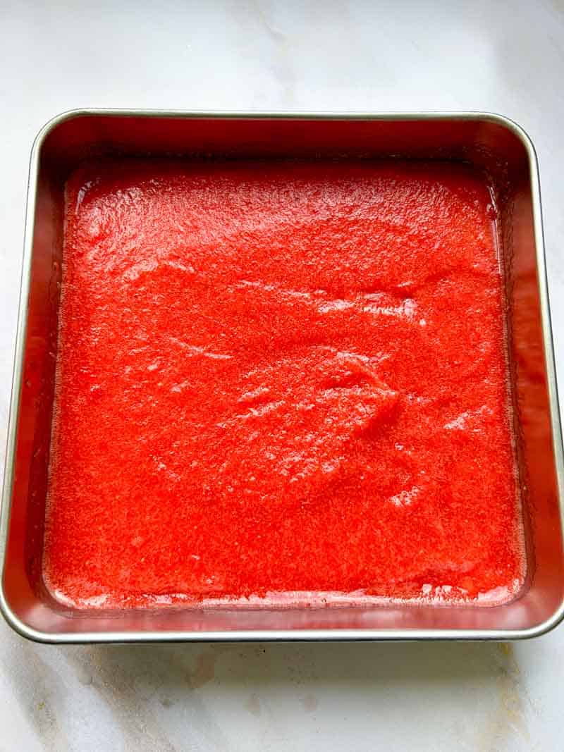 Sorbet à la fraise dans un plat carré.
