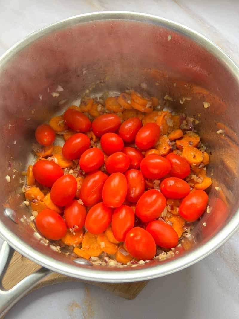 Ajout des tomates cerises dans la casserole.