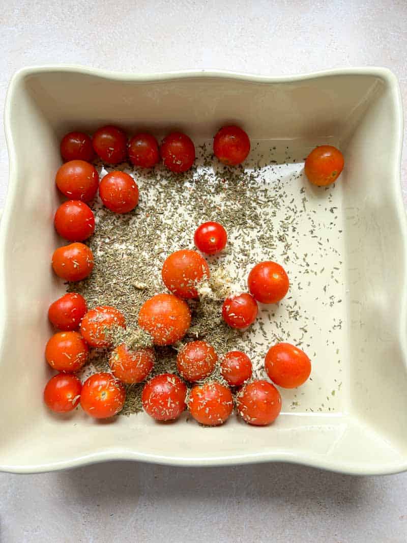 Tomates cerises dans un plat.