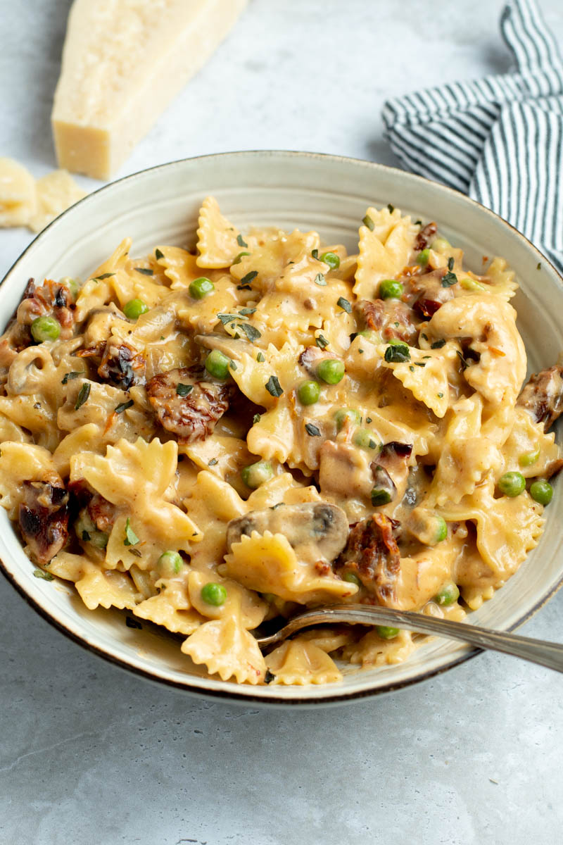 Farfalle with chicken and roasted garlic
