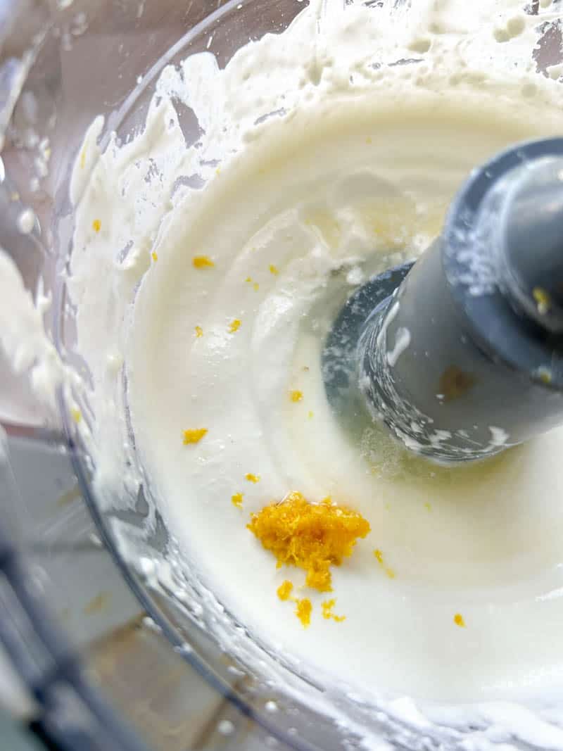 Feta et yaourt grec mixés sur lequel on a posé des zestes de citron jaune.