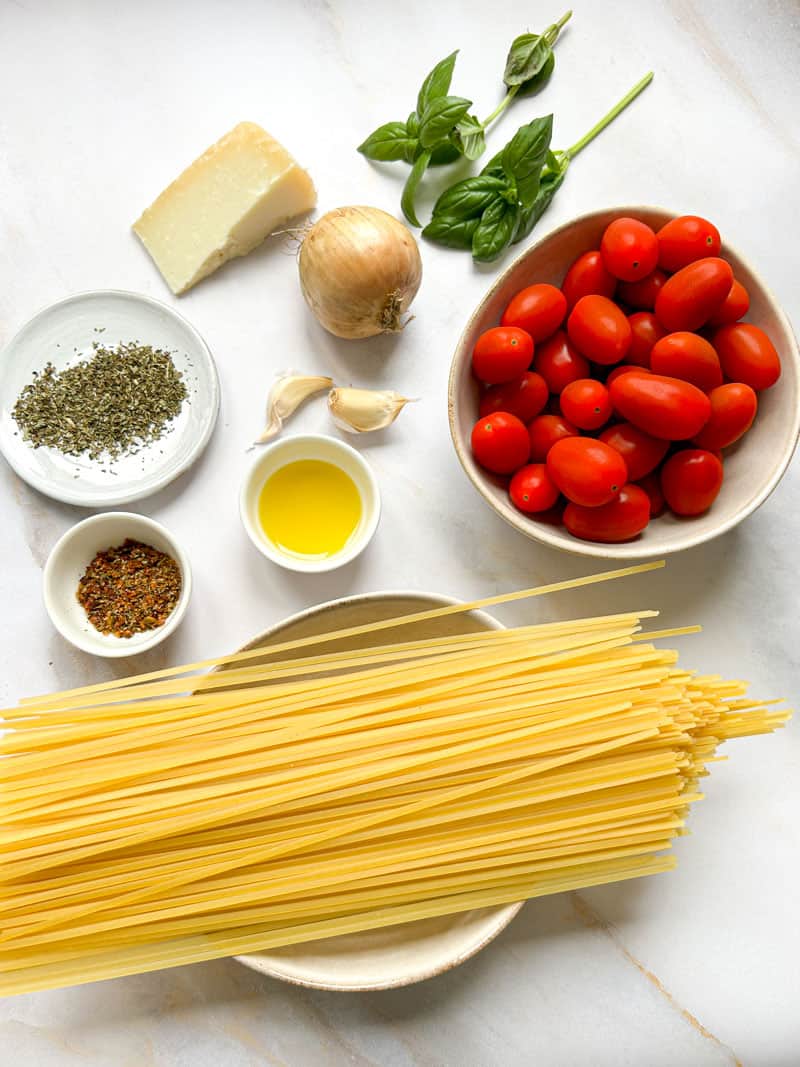 Ingredients of the Linguine Positano in bowls.