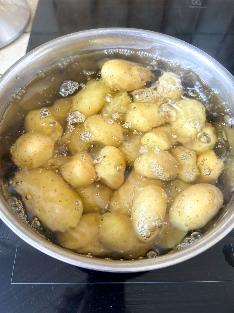 Patates en train de cuire dans une casserole d'eau bouillante.