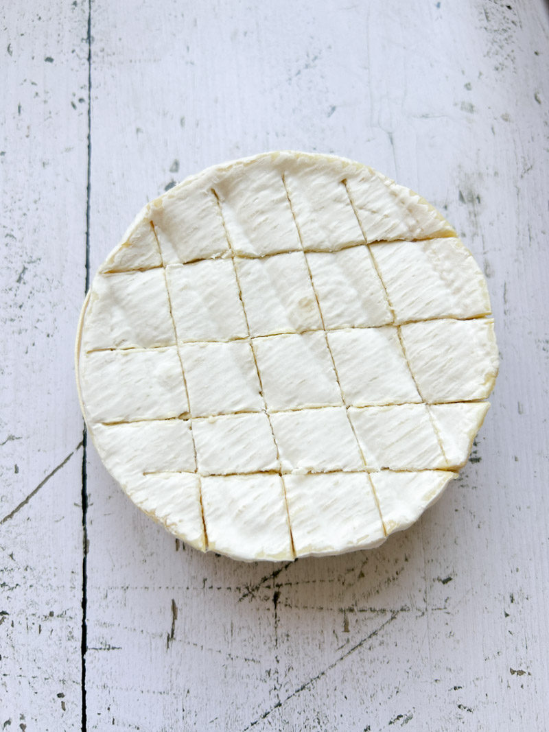 Brie coupé en damiers.