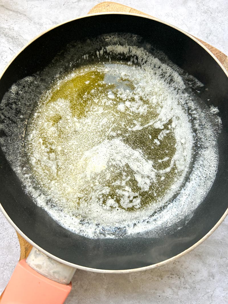 Beurre fondu dans une poêle.