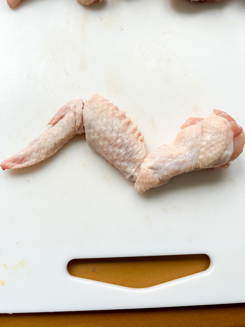 Aile de poulet coupée aux jointures.