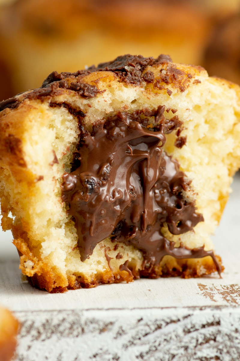 Muffins au Nutella coupés en deux avec un cœur coulant de Nutella.