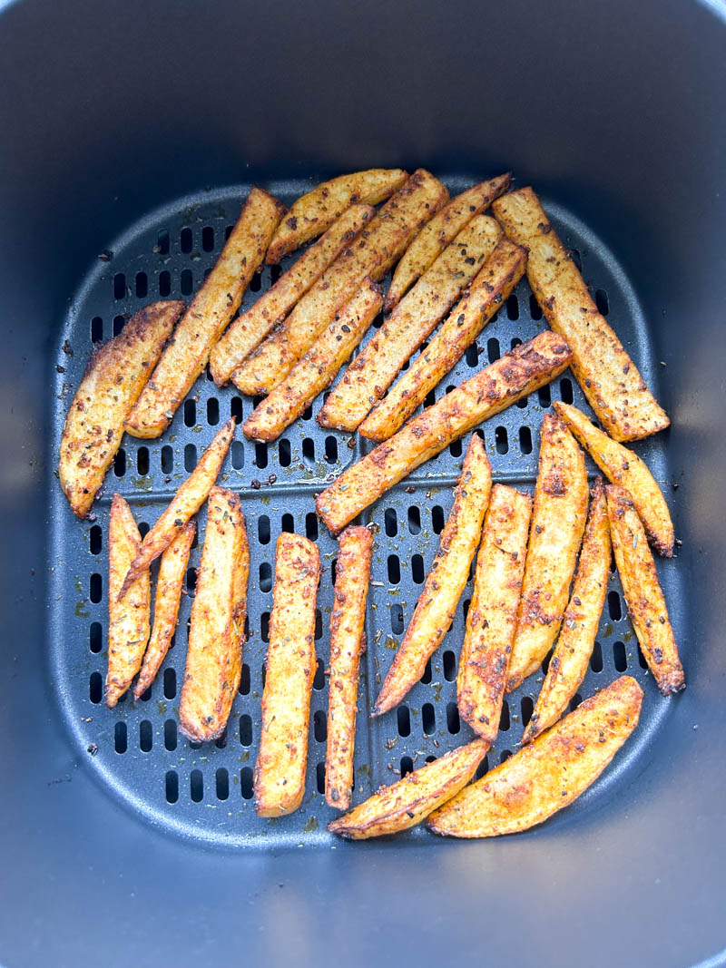 Frites après cuisson dans le panier du Air Fryer.
