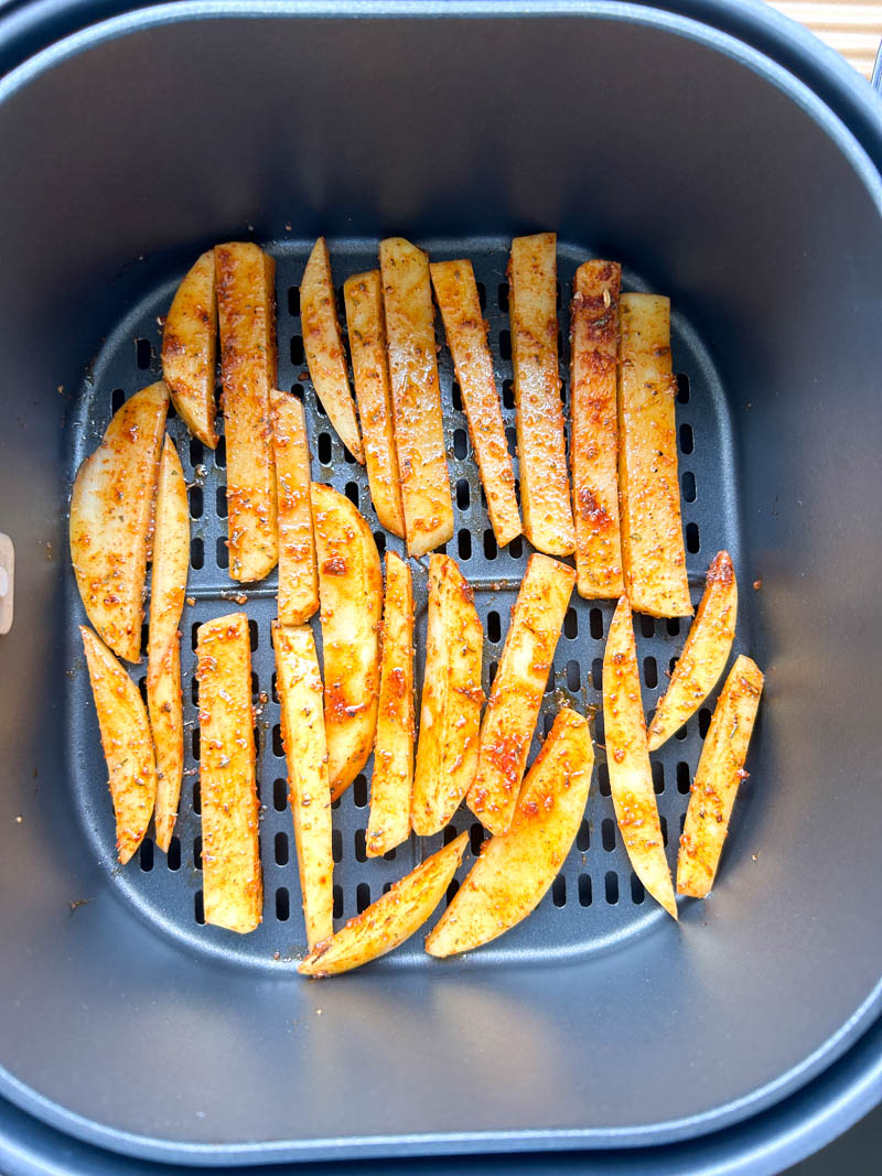 Frites avant cuisson dans le panier du Air Fryer.