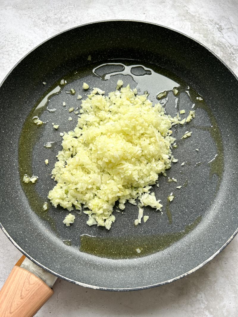 Hacher l'oignon et l'ail dans une poêle avec de l'huile d'olive.