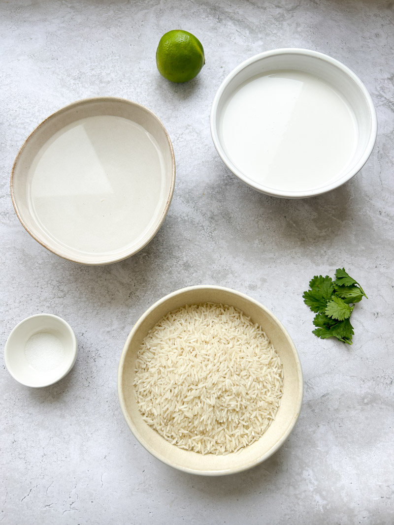 Ingrédients du riz dans des bols blancs et beiges.