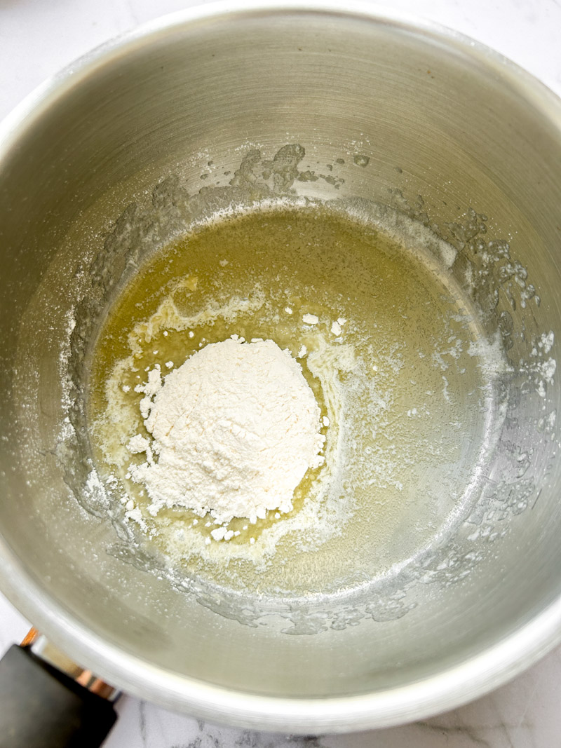 Beurre fondu avec de la farine dans une casserole.