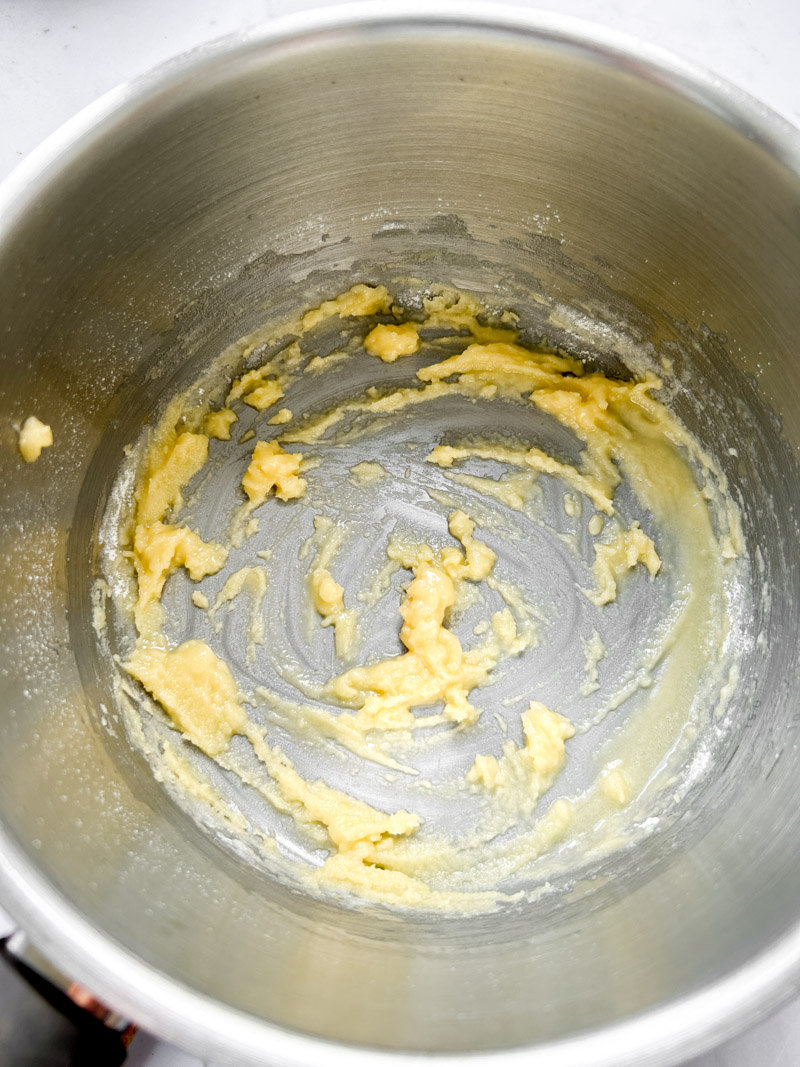 Roux (mélange de beurre fondu et de farine) dans une casserole.
