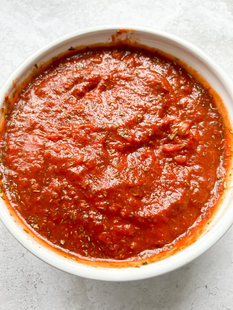 Ingrédients de la sauce tomate mélangés dans un bol blanc.