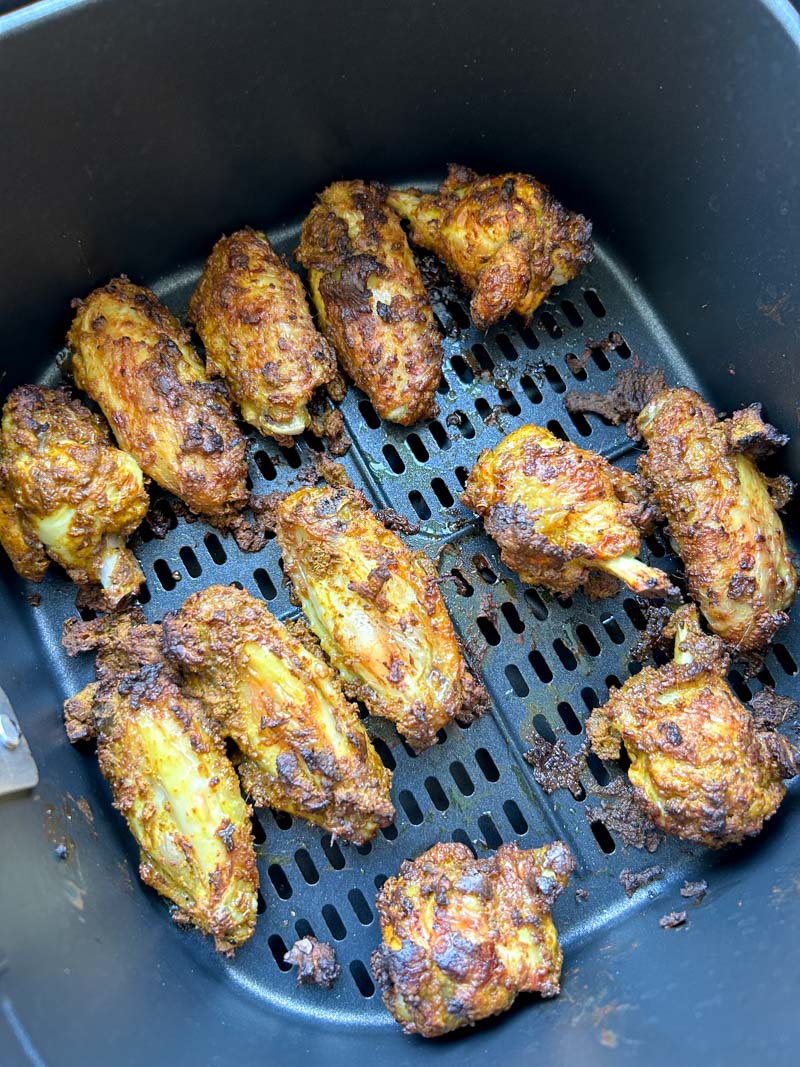 Wings de poulet parfaitement cuites et dorées.